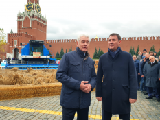 Сергей Собянин и Дмитрий Патрушев посетили фестиваль «Золотая осень» на Красной площади в Москве